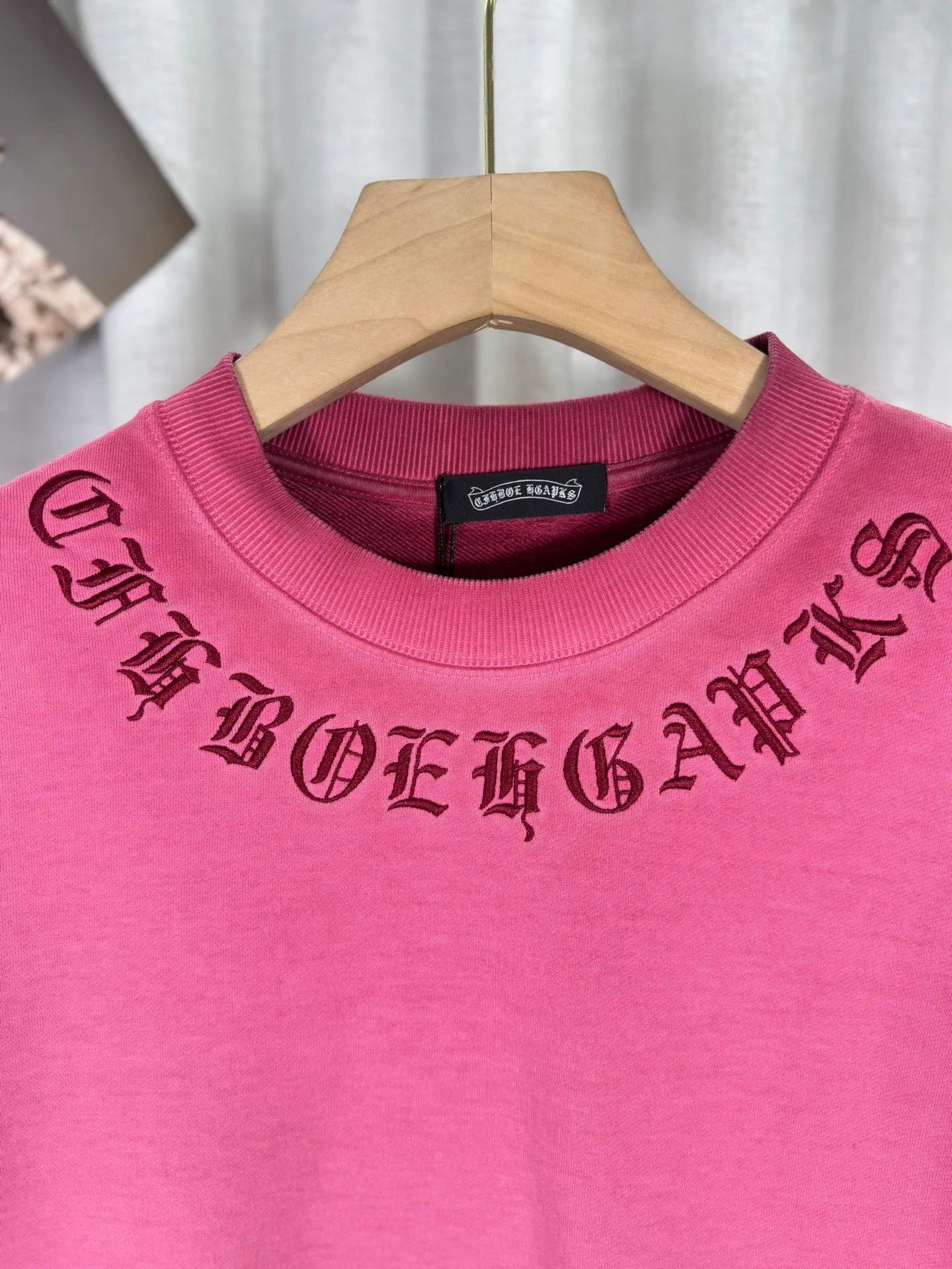 P280 top version, real shot without P, ​​different from market currency) 𝗖𝗵𝗿𝗼𝗺𝗲 𝗛𝗲𝗮𝗿𝘁𝘀/Cro Heart 2025 washed patch embroidery autumn and winter new original single counter American laser burnt 3D three-dimensional color embroidery couple casual sweatshirt 👑The highest version! Customized fabric 430g tripe terry fabric! American acid-washed and distressed original fabric laser burnt ✟appliqué embroidery and exquisite embroidery of letters! The best-selling model in the counter, very comfortable to wear. Accessories: original molded and authenticated collar label➕100% silk wash label. Genuine purchase-grade original hangtag➕matching hanging rope➕3D hanging beads➕original packaging bag. Craftsmanship: The original version has consistent wiring! The highest version of the armhole matching technique! Color: Red Black Size: S M L XL Style No.: 25-311